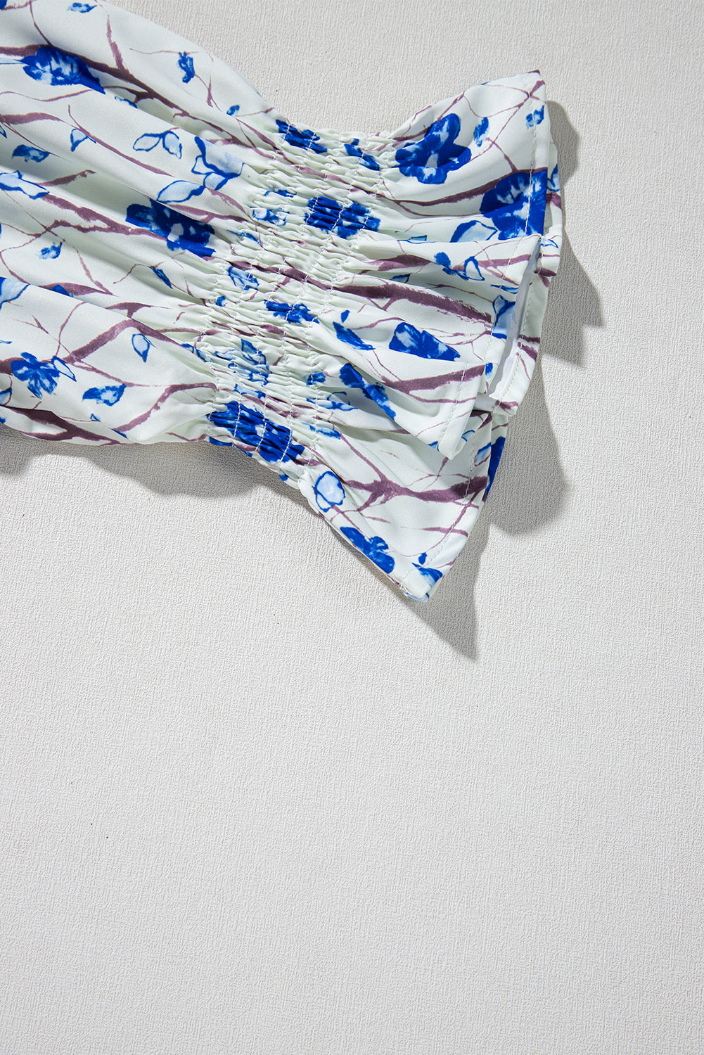 Chemisier péplum beige à imprimé floral gaufré et manches courtes à volants