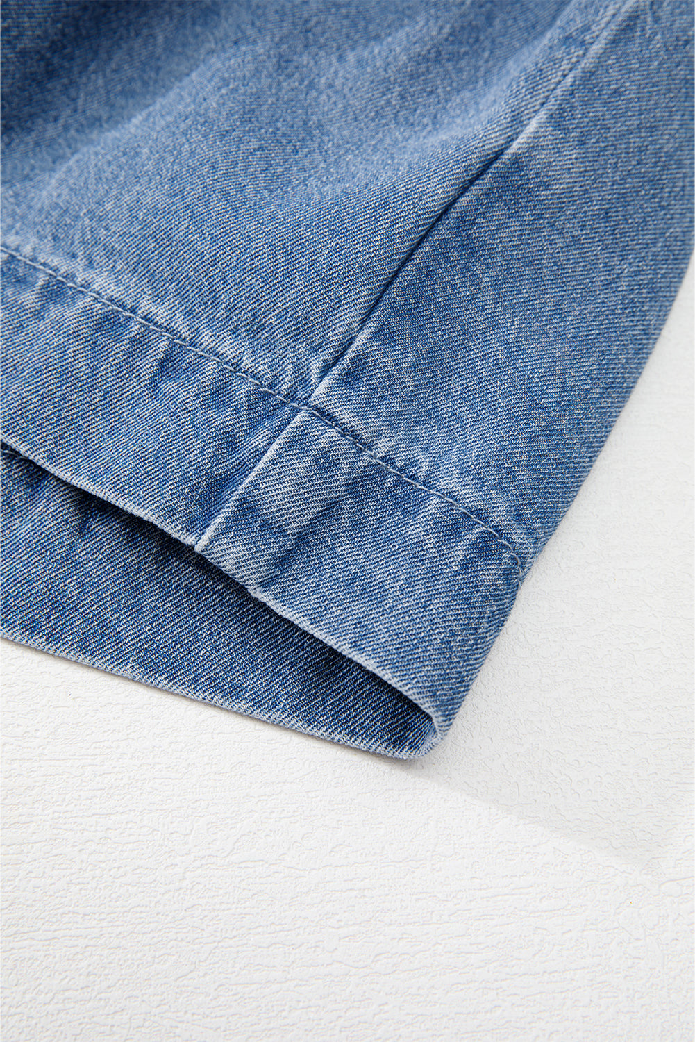 Chemise en jean péplum bleu crépuscule à manches bouffantes et nouée sur le devant