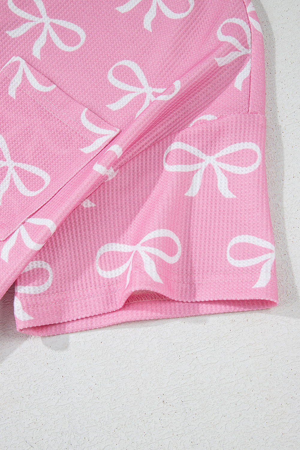 Ensemble t-shirt col V et short en tricot gaufré rose imprimé nœud papillon