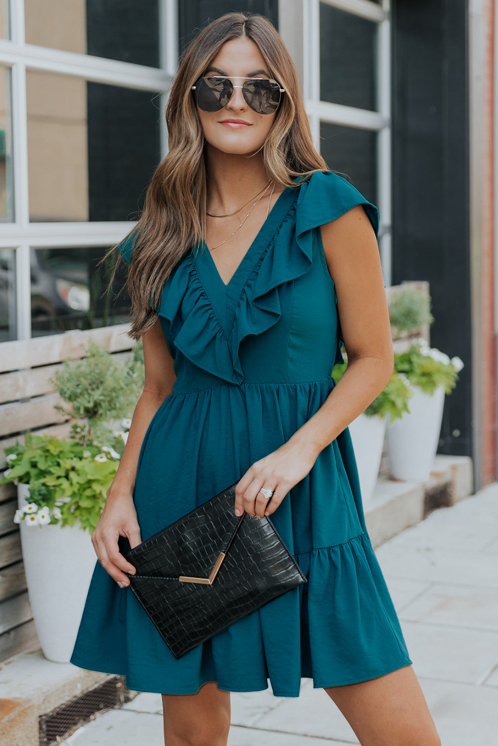 Mini-robe à volants, col en V et dos froncé