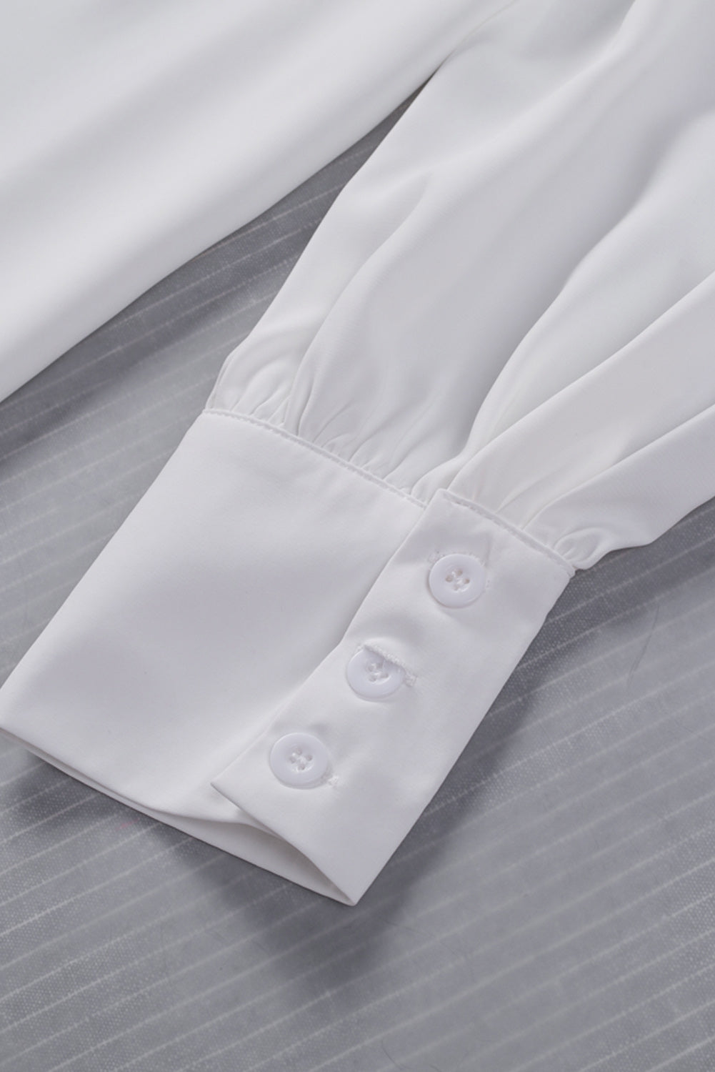 Chemisier boutonné à manches bouffantes de couleur unie