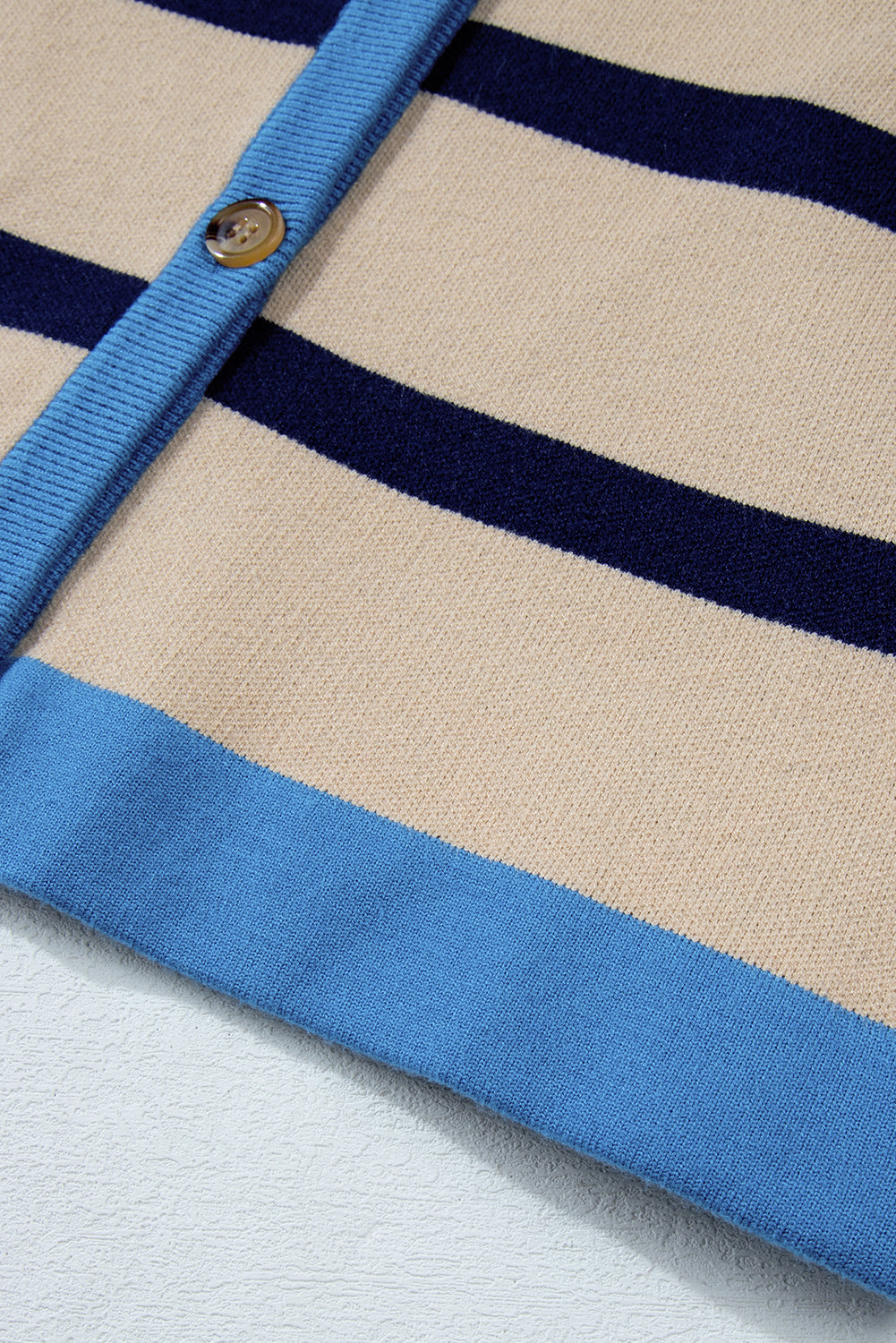 Cardigan ample boutonné à épaules tombantes et colorblock blanc