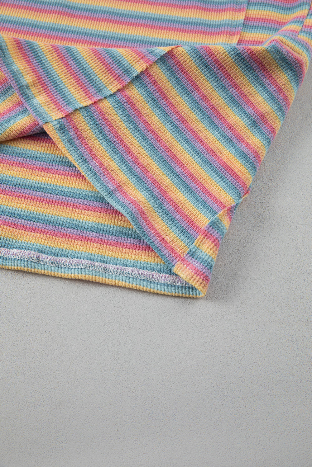 Ensemble t-shirt ras du cou à rayures roses et short à cordon de serrage à pompons