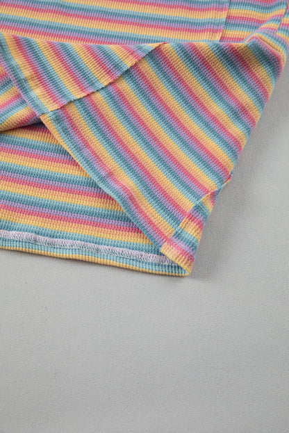 Ensemble t-shirt ras du cou à rayures roses et short à cordon de serrage à pompons