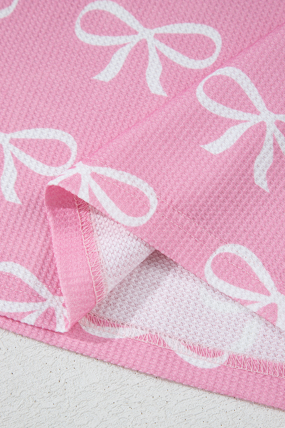 Ensemble t-shirt col V et short en tricot gaufré rose imprimé nœud papillon