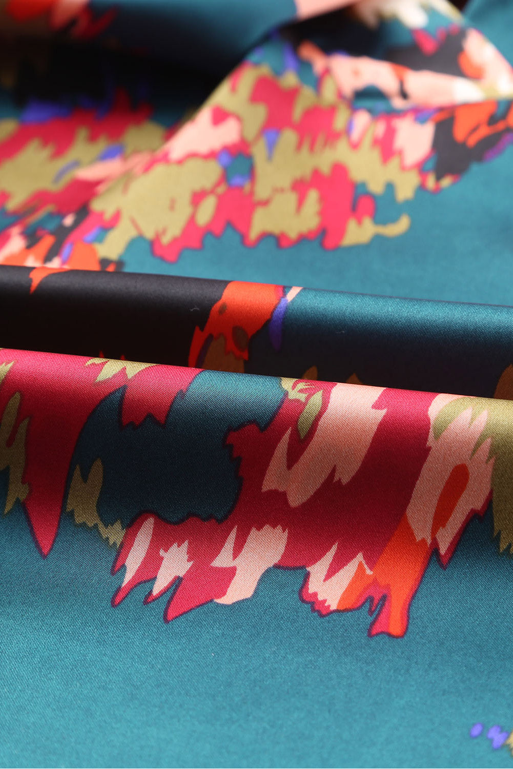 Blusa con mangas abullonadas y cuello en V con estampado de grafiti 