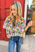 Blusa con mangas abullonadas y cuello en V con muescas florales multicolores