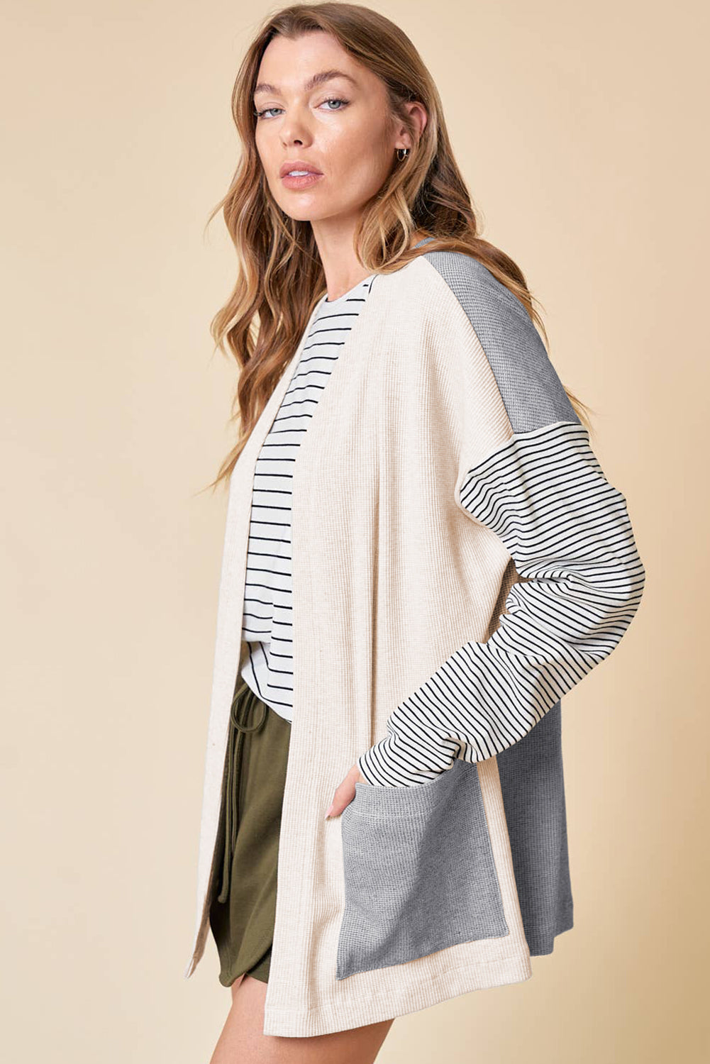 Cardigan ouvert à rayures noires et patchwork avec poche