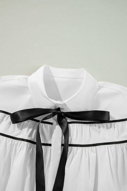 Chemise à manches bouffantes et volants avec col et nœud papillon en ruban passepoilé blanc et noir