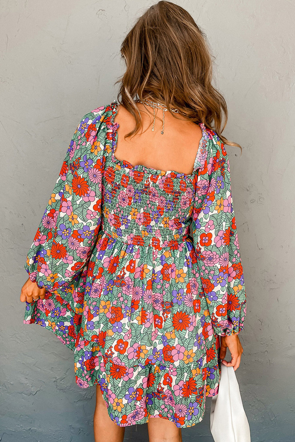 Robe à volants et col carré à fleurs et buste smocké 