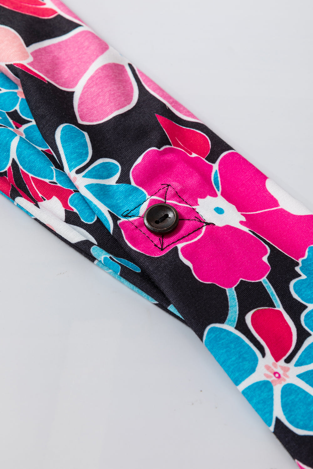 Chemisier rose à fleurs et col en V, manches retroussées