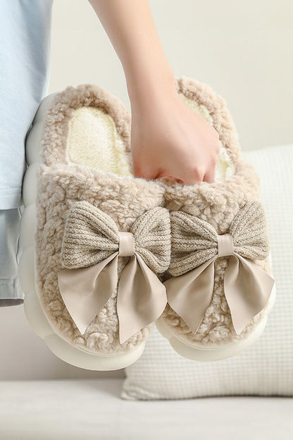 Chaussons d'hiver en peluche camel avec nœud contrasté et appliques