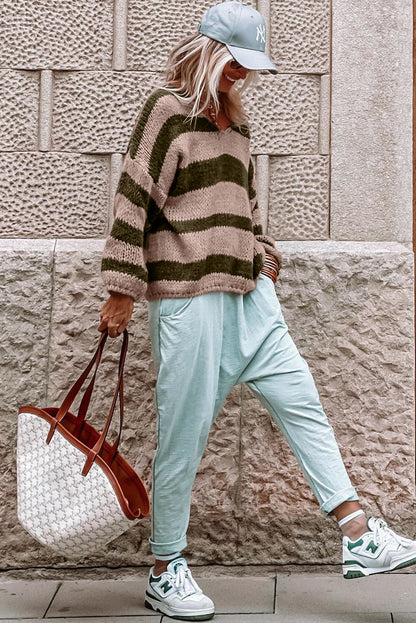 Pull ample à col en V et rayures roses 