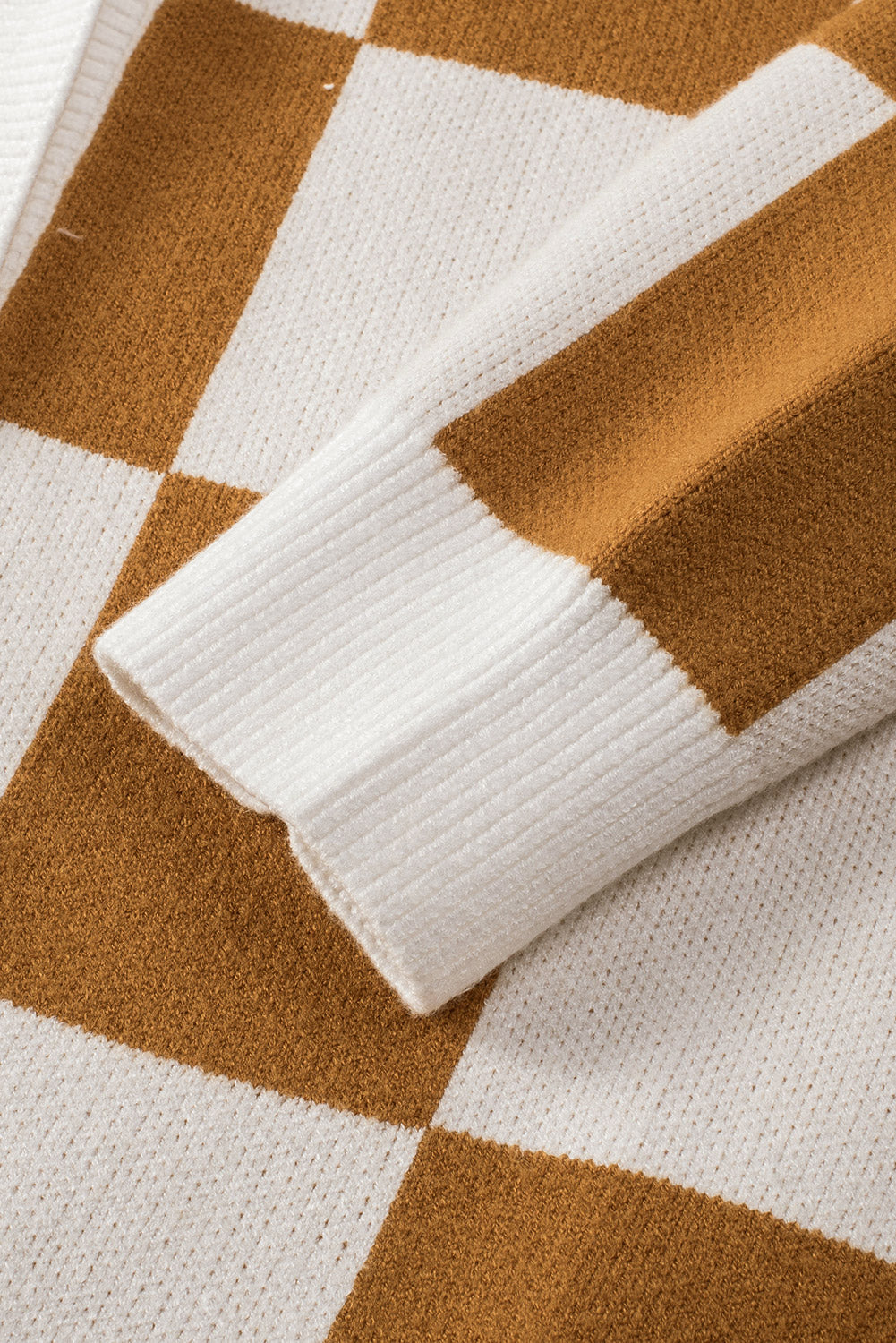 Cárdigan tipo suéter con botones y estampado de cuadros en contraste gris