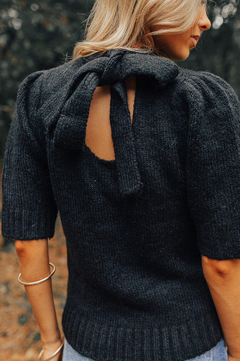 Pull en tricot noir à manches courtes et col en trou de serrure noué