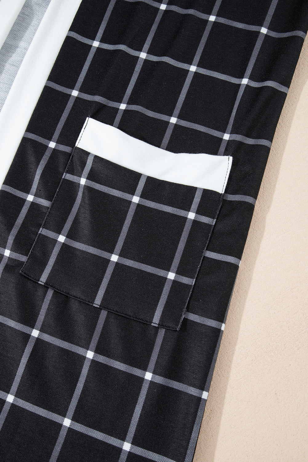 Cardigan ouvert à carreaux noirs et à bords colorblock avec poche