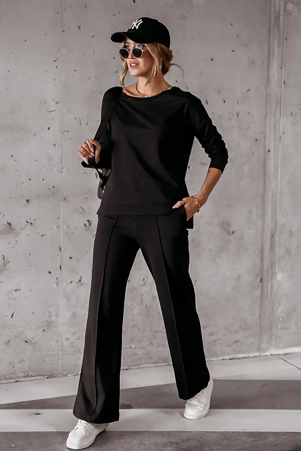 Ensemble pull noir uni et pantalon décontracté à coutures 