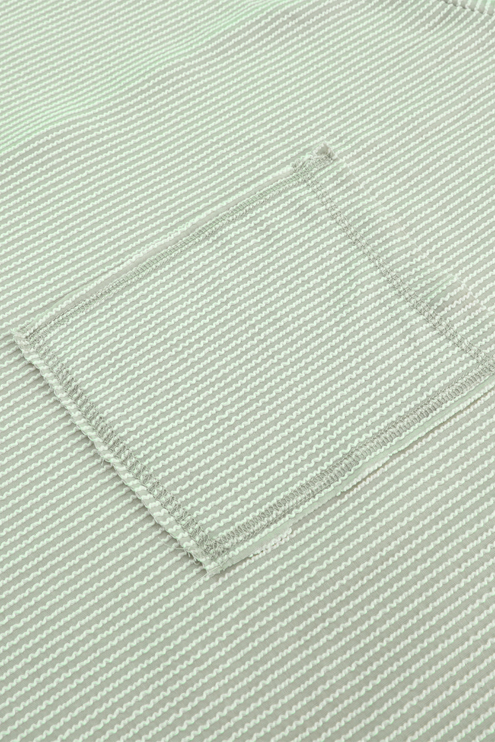 Haut oversize vert côtelé à manches retroussées et poche poitrine