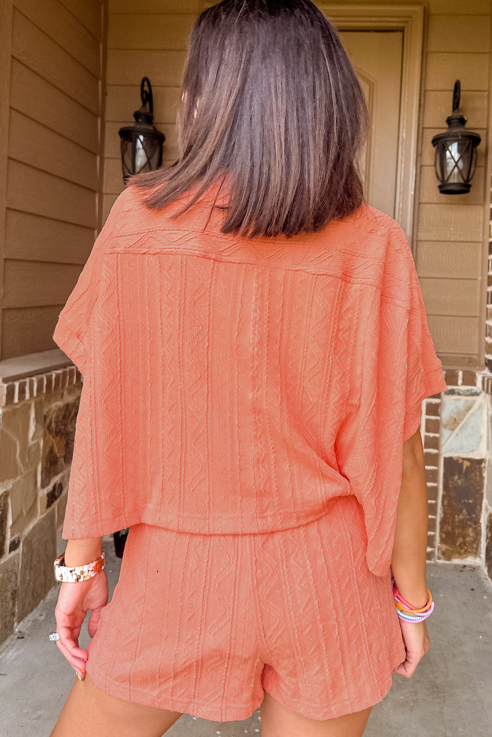 Ensemble haut à manches courtes et short à cordon de serrage, couleur châtain clair texturé, poches plaquées