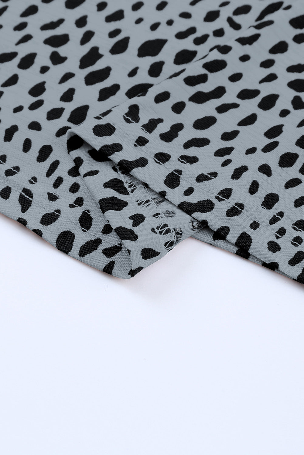 Blusa de guepardo con cuello con volantes y mangas 3/4 de color caqui 