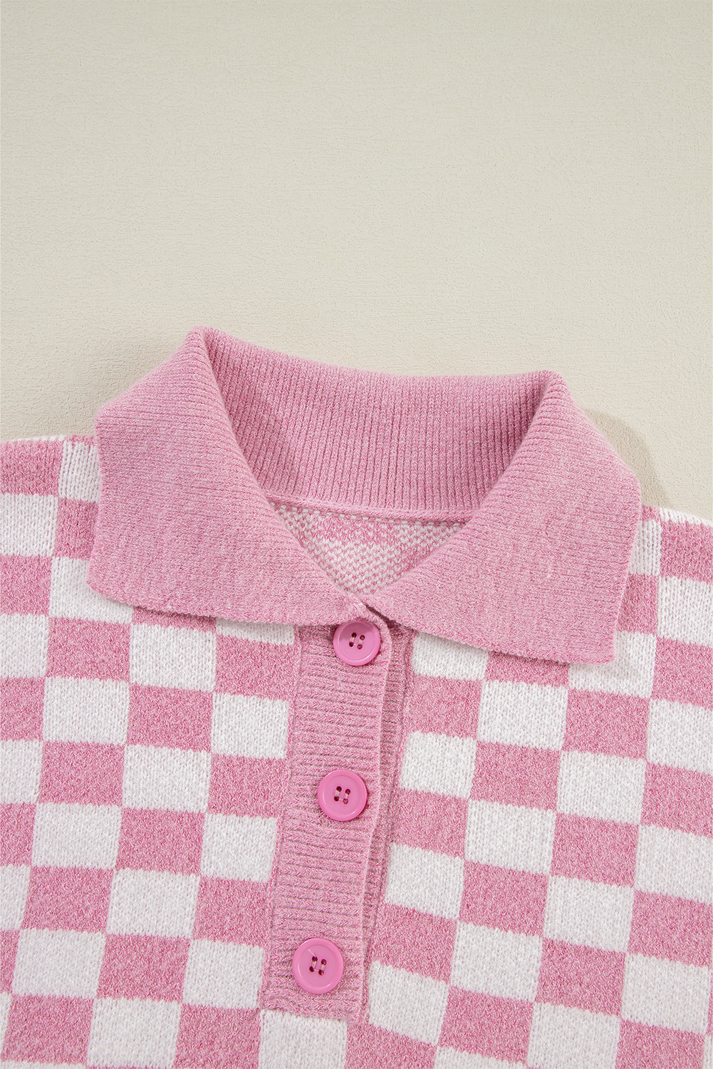 Pull rose à carreaux et boutons, col en V, épaules tombantes
