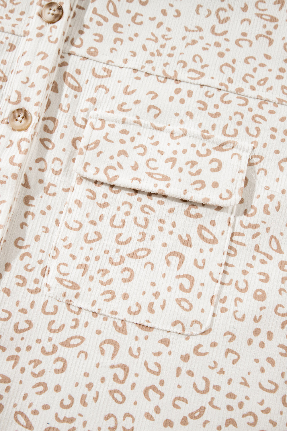 Veste-chemise boutonnée en velours côtelé beige à imprimé léopard avec poches à rabat