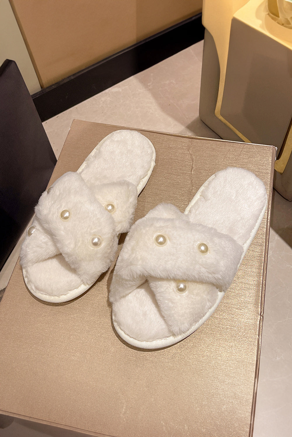Chaussons en peluche à décor de perles blanches et croix