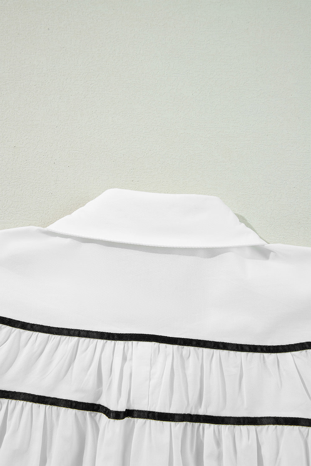 Chemise à manches bouffantes et volants avec col et nœud papillon en ruban passepoilé blanc et noir