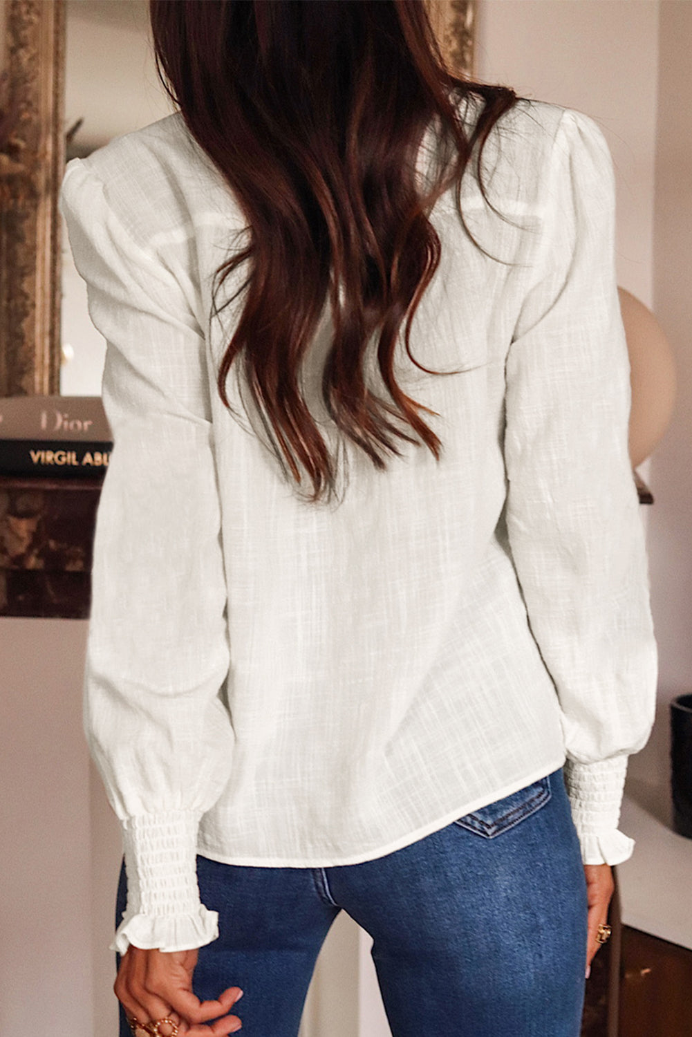 Chemise élégante à manches froncées et broderie florale blanche