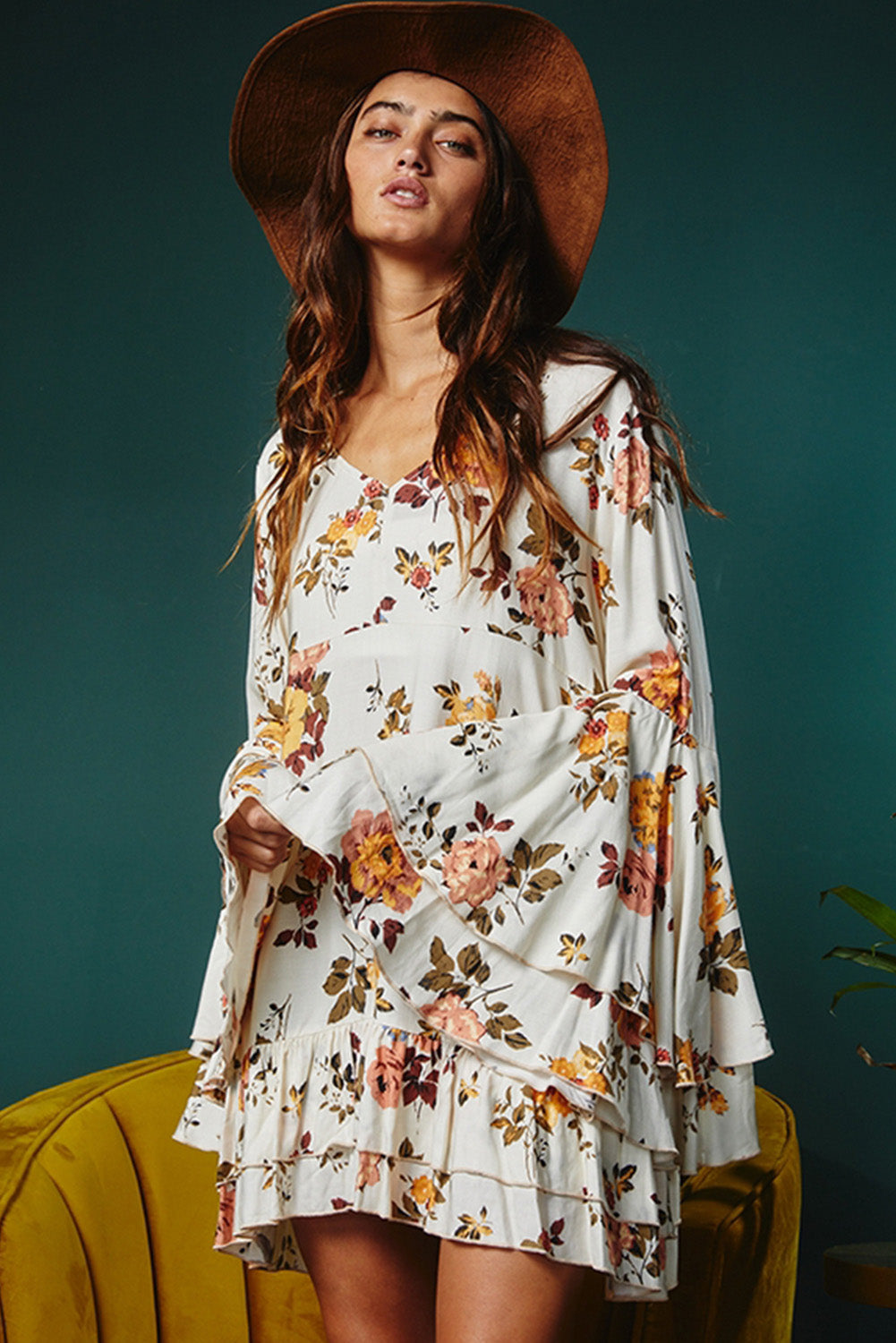 Mini-robe blanche à imprimé floral et manches superposées