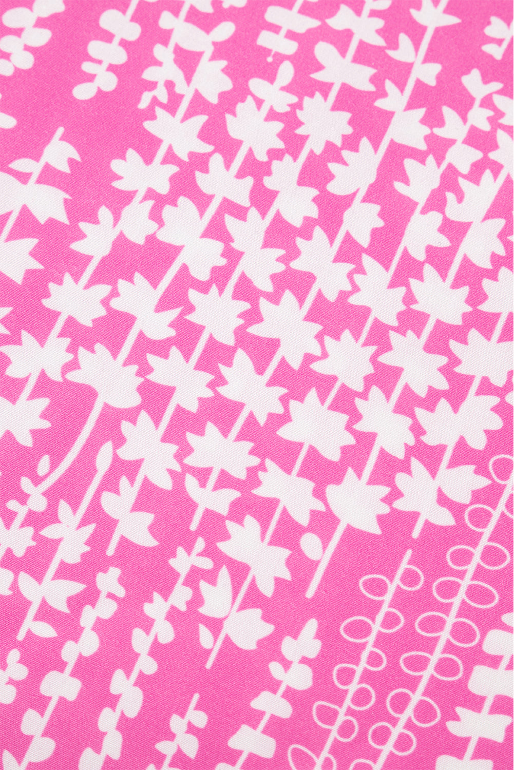 Chemisier rose à imprimé abstrait et bordure Ric Rac, manches flottantes, col en V cranté