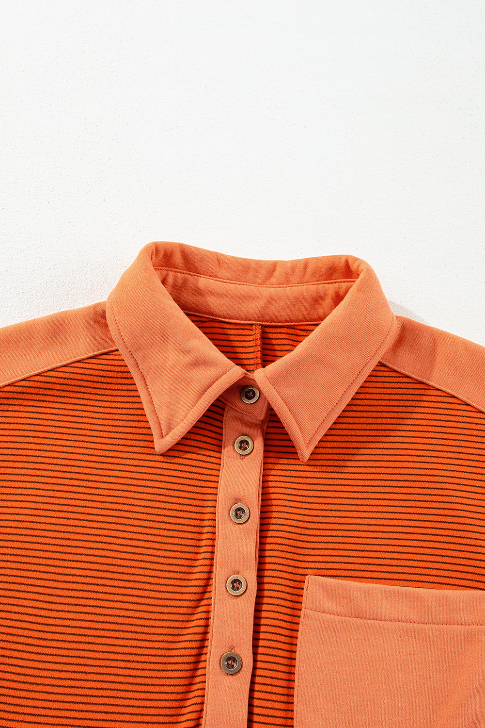 Sweat-shirt Henley à rayures orange, coutures apparentes, col rabattu et manches bouffantes