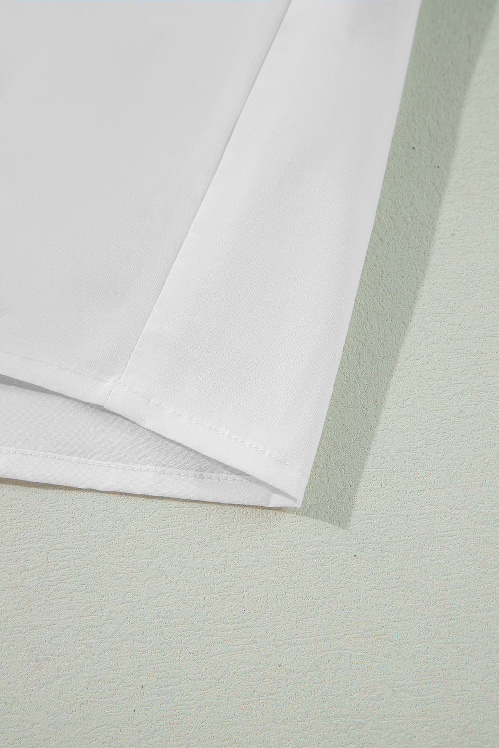 Chemise à manches bouffantes et volants avec col et nœud papillon en ruban passepoilé blanc et noir