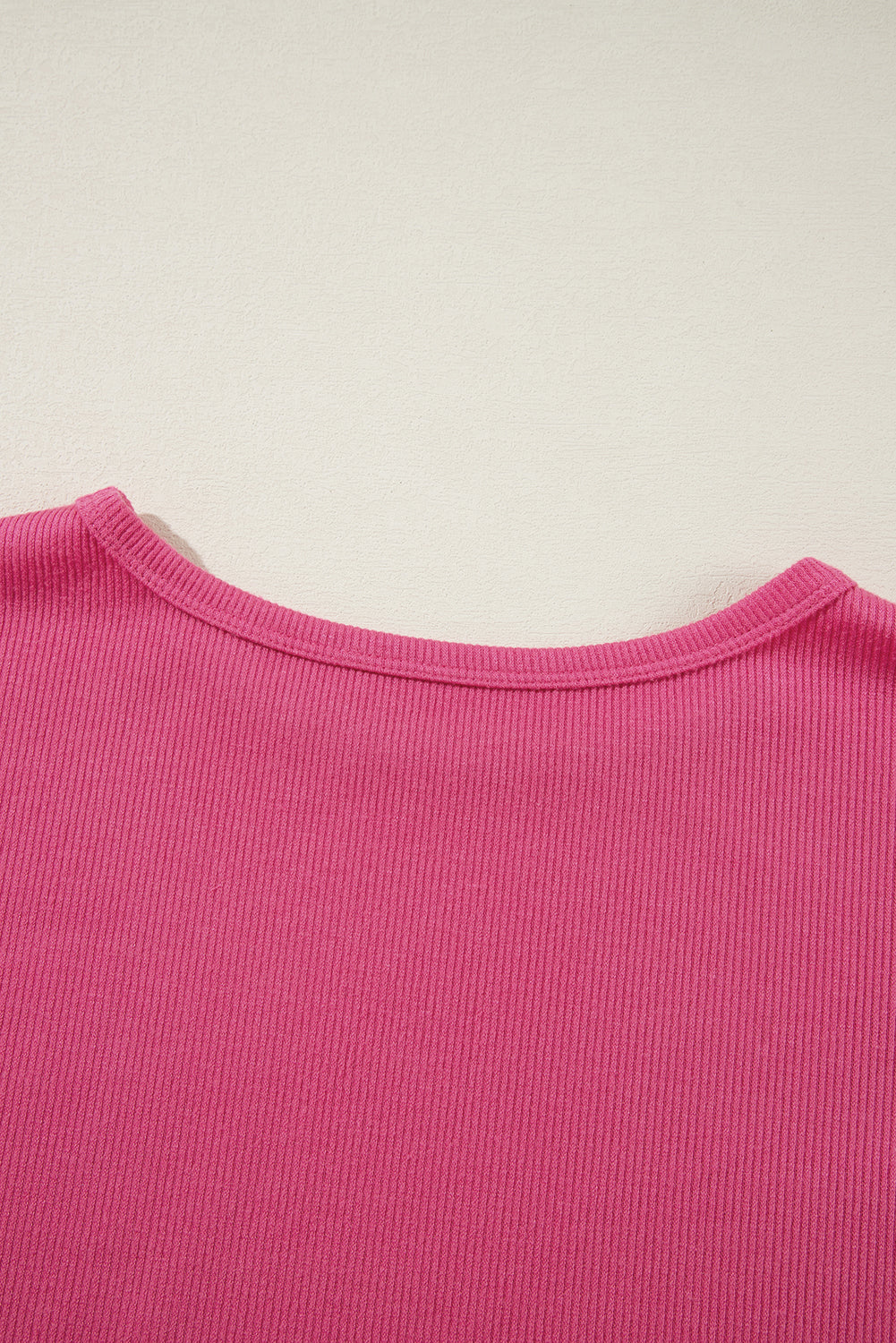 Sachet Haut en maille côtelée à manches volantées et patchwork de fleurs roses