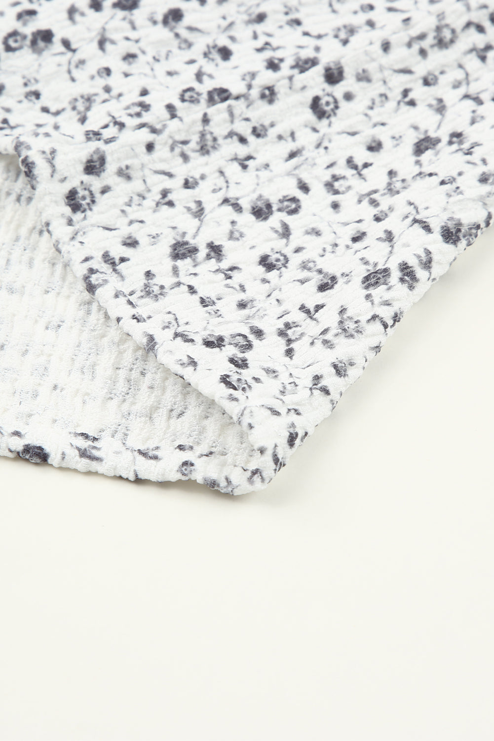 Blusa con mangas de burbuja con volantes arrugados y estampado floral negro 