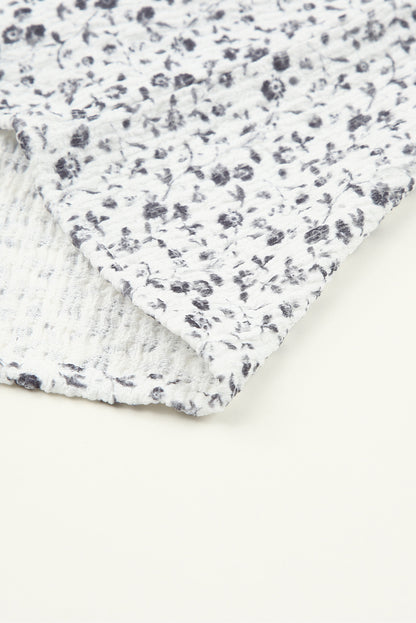 Blusa con mangas de burbuja con volantes arrugados y estampado floral negro 