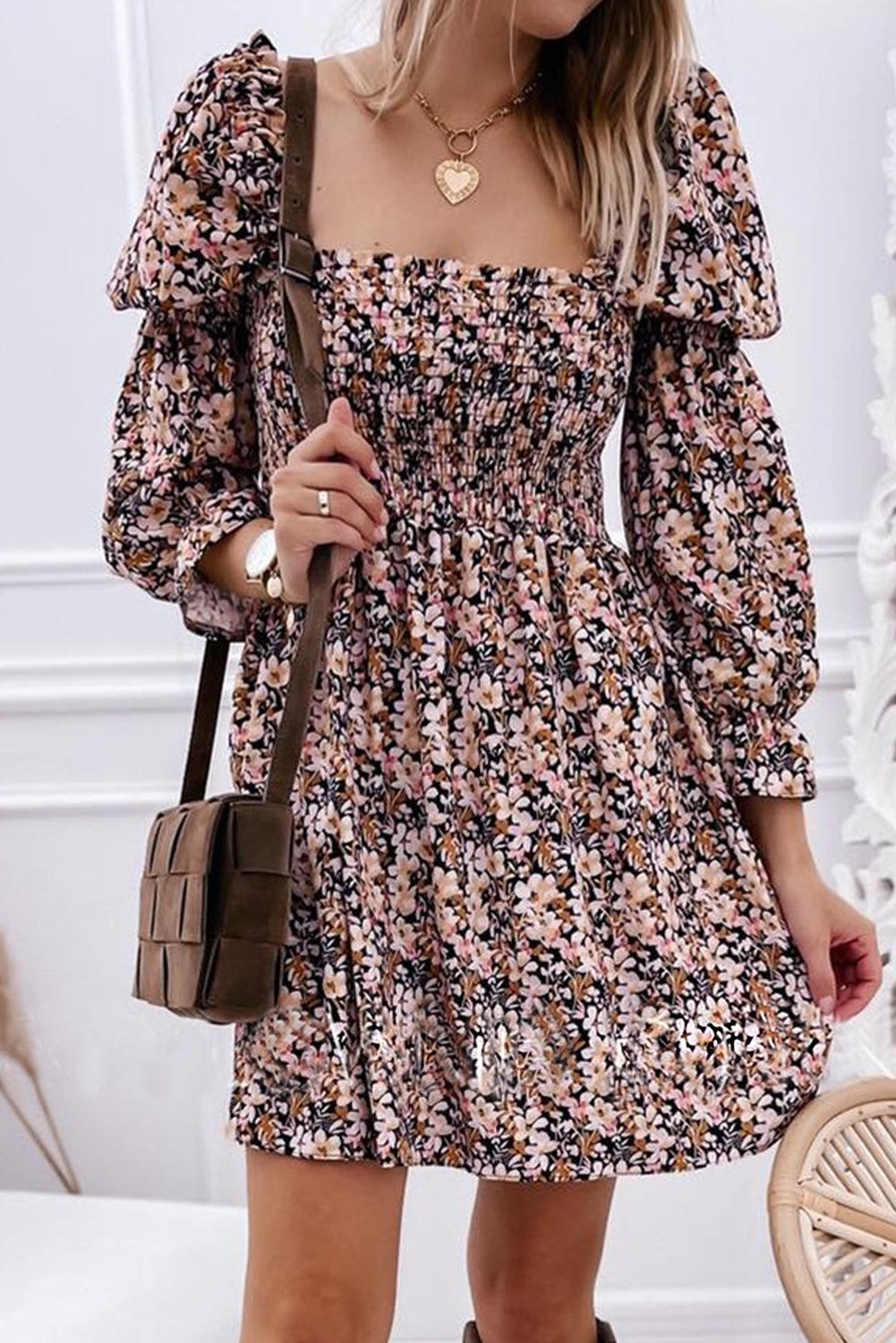 Robe plissée à manches bouffantes et col carré à fleurs marron 