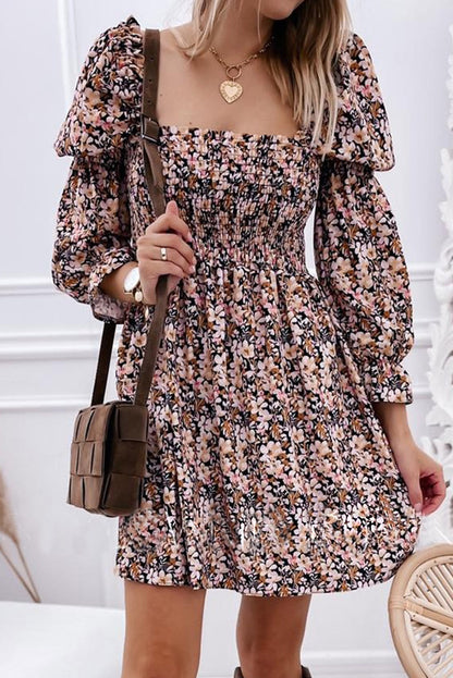 Robe plissée à manches bouffantes et col carré à fleurs marron 