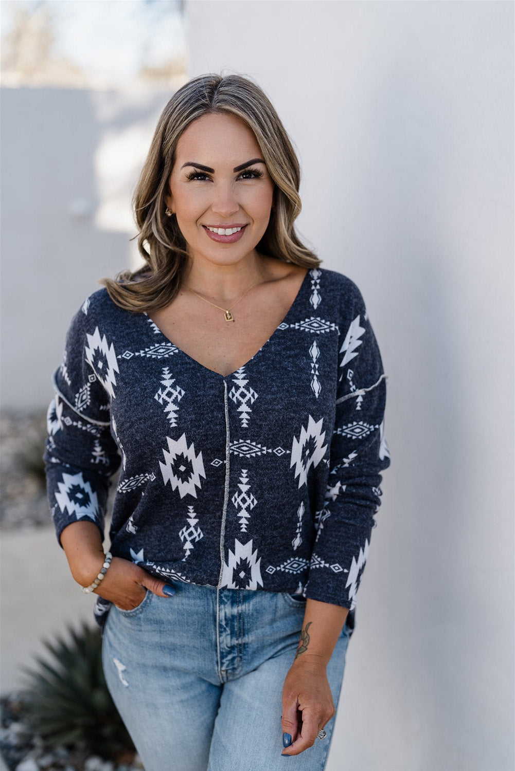 Top gris con costuras expuestas y estampado azteca de talla grande 