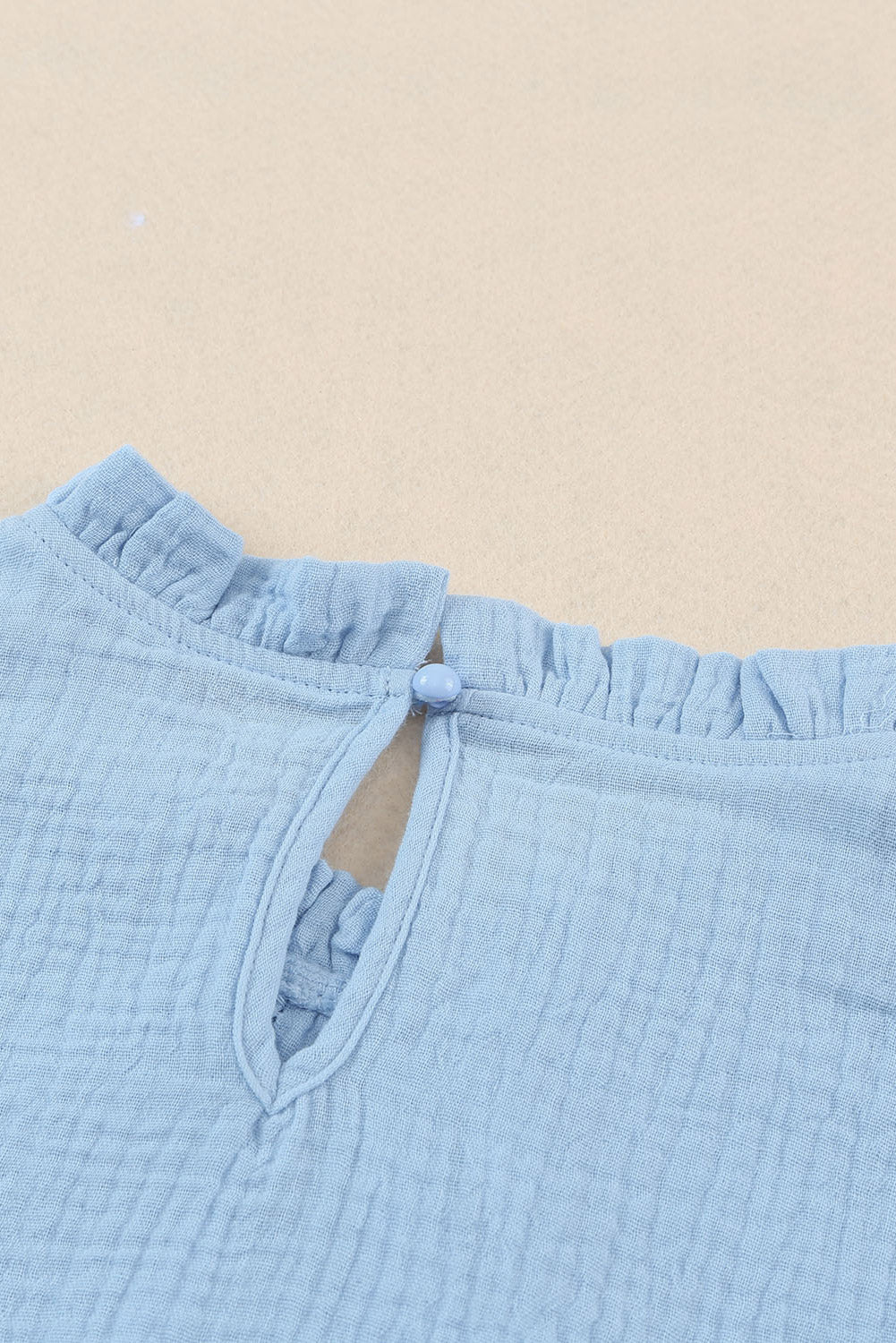 Chemisier texturé à manches flottantes et col à volants 