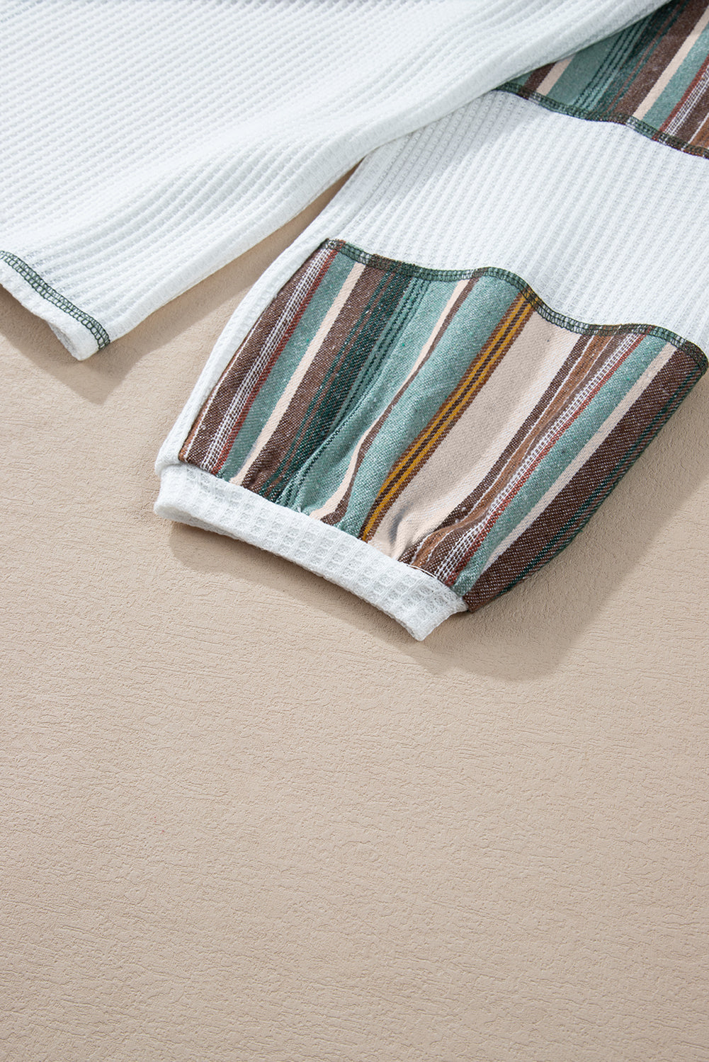 Haut en tricot gaufré à rayures blanches et coutures apparentes