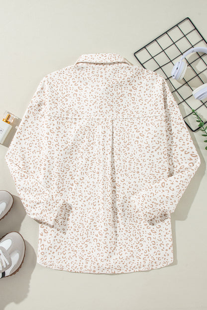 Veste-chemise boutonnée en velours côtelé beige à imprimé léopard avec poches à rabat