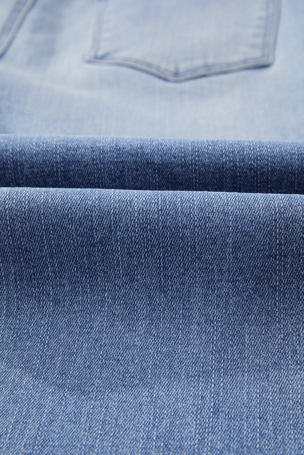 Jean évasé taille haute à ourlet brut et délavage minéral Beau Blue