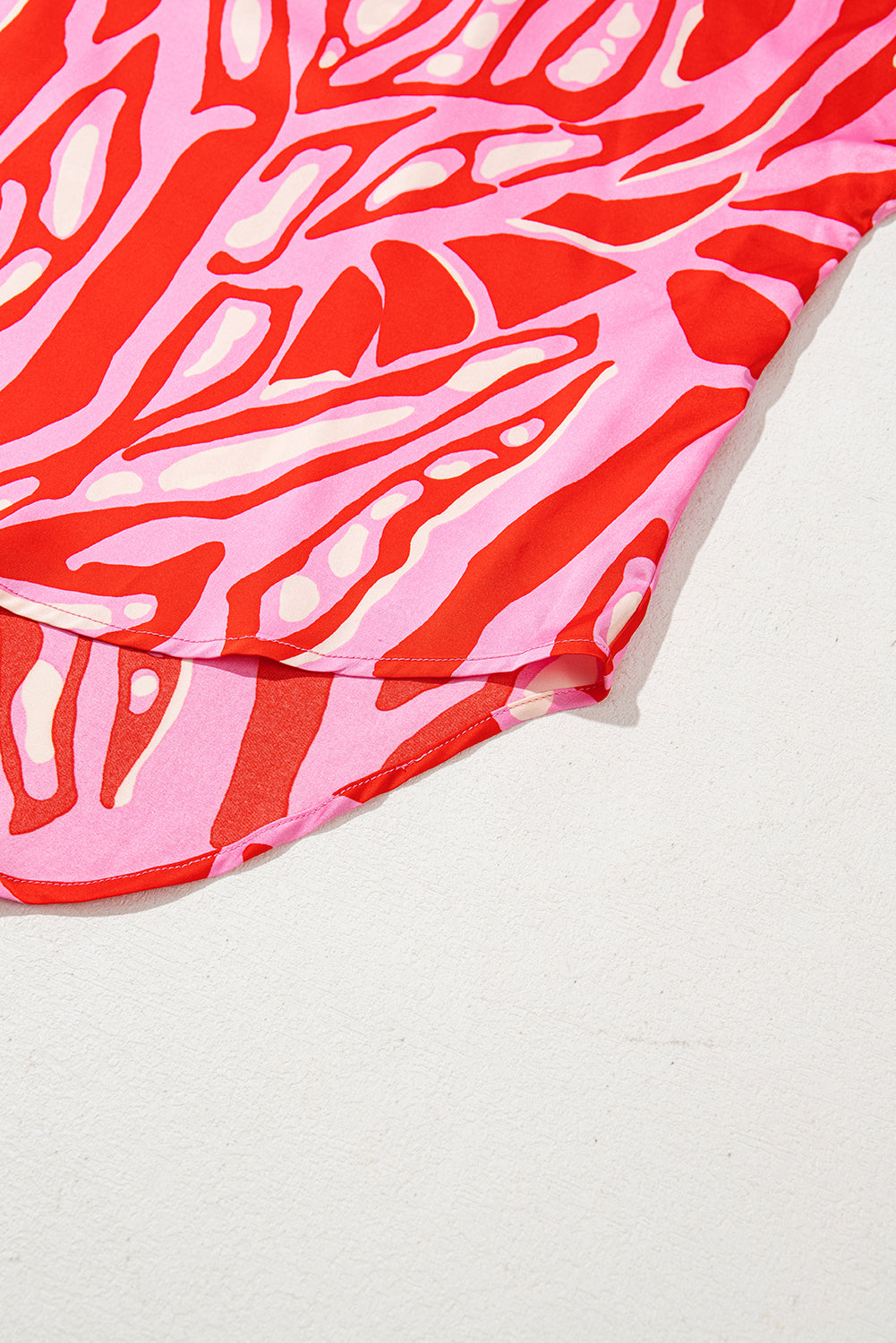 Chemisier surdimensionné rouge à imprimé abstrait, col en V et manches chauve-souris