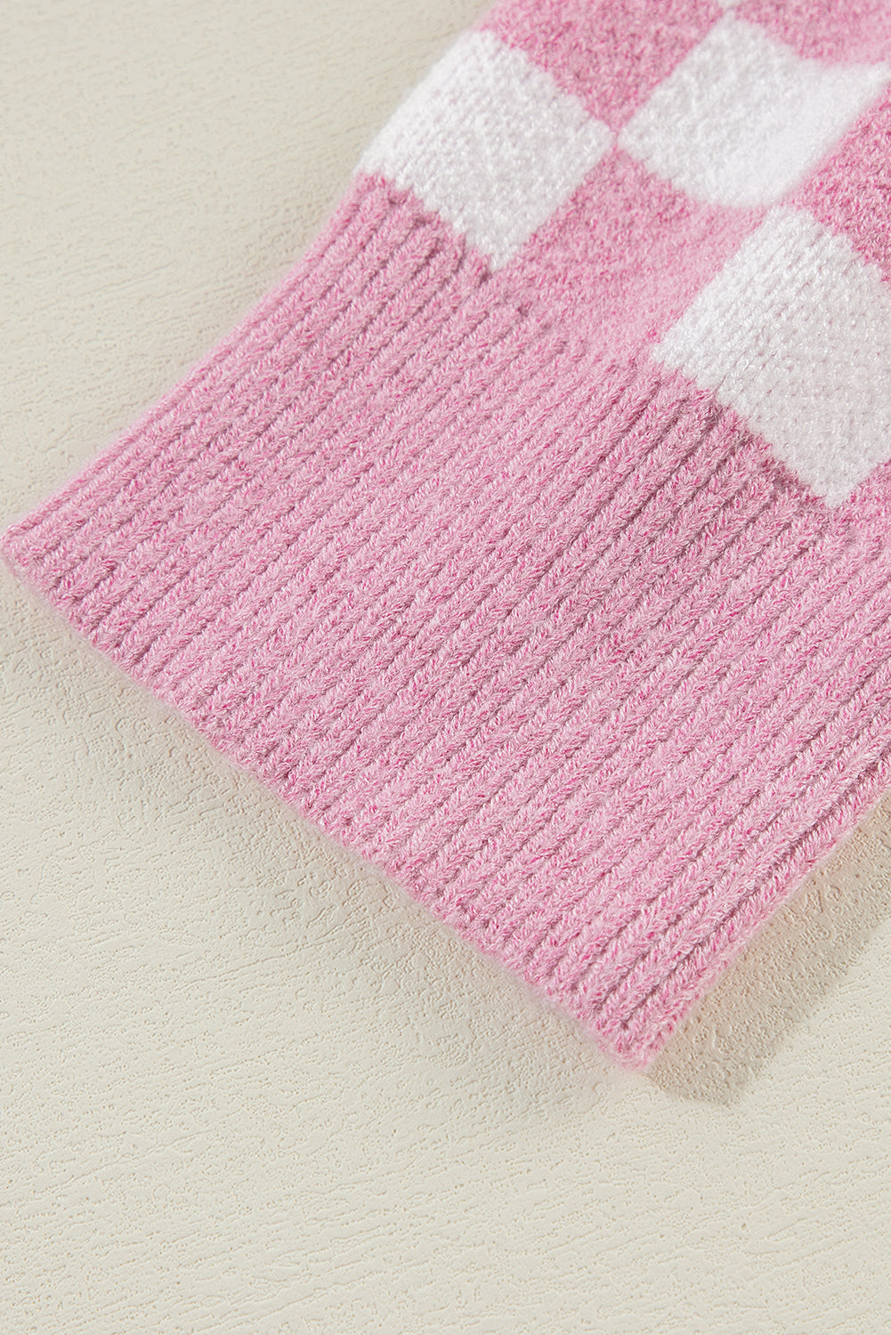 Pull rose à carreaux et boutons, col en V, épaules tombantes