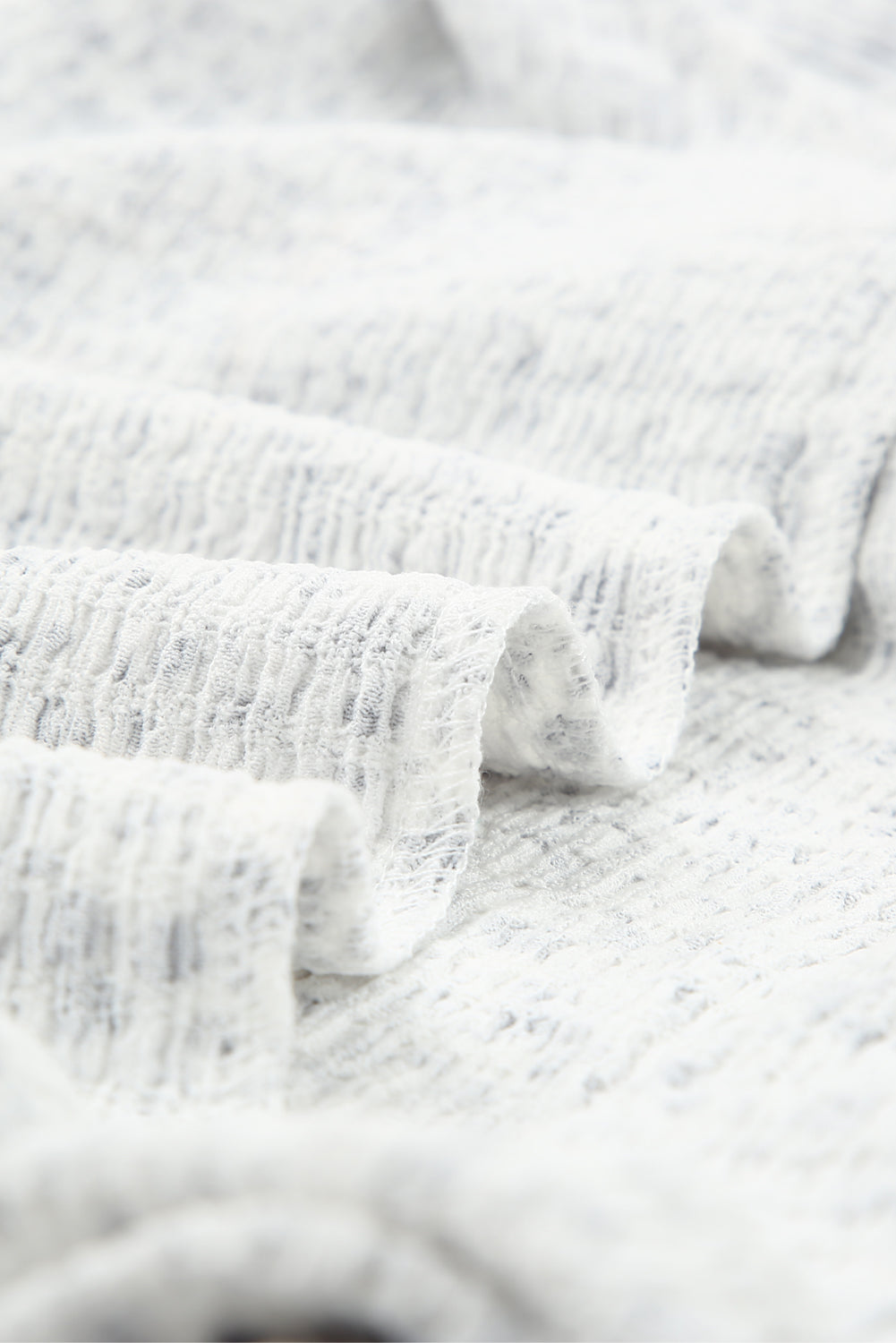 Blusa con mangas de burbuja con volantes arrugados y estampado floral negro 