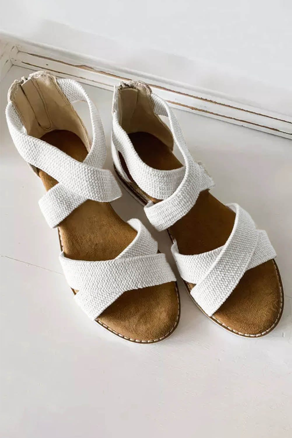 Sandalias de cuña baja con cremallera y tiras cruzadas en beige