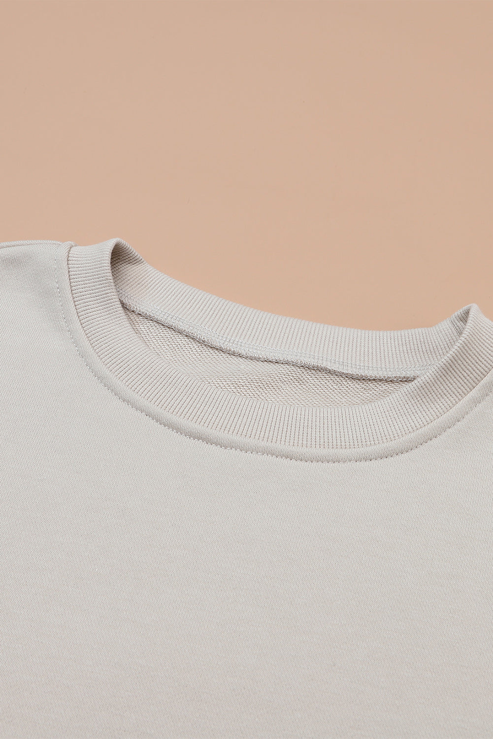 Tenue de détente avec haut à manches longues gris et pantalon à cordon