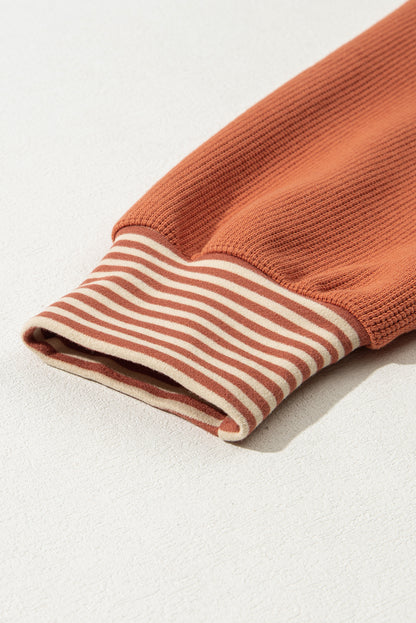 Sweat-shirt boutonné à rayures rouges texturées et épaules tombantes, grande taille