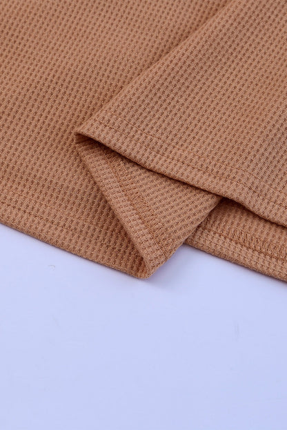 Top de talla grande con mangas con volantes y estampado animal de punto gofre de color caqui 